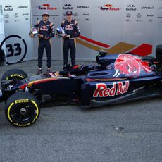 Los pilotos con sus cascos junto al STR11