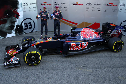 Los pilotos con sus cascos junto al STR11