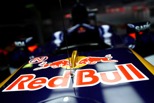 Logo de Red Bull en el STR11