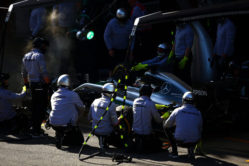 Prueba de pit stops para Lewis Hamilton