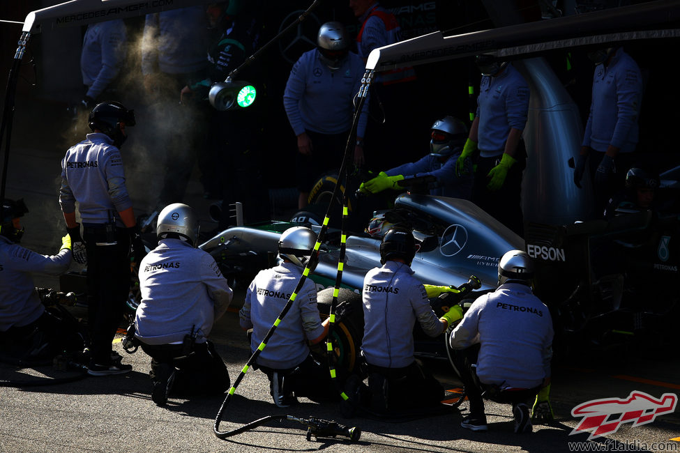 Prueba de pit stops para Lewis Hamilton