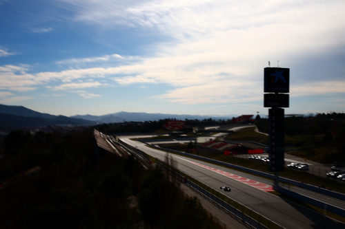 Max Verstappen a lo lejos en el Circuit de Catalunya