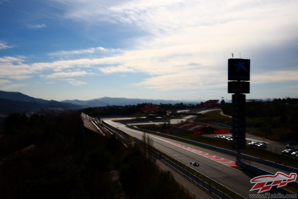 Max Verstappen a lo lejos en el Circuit de Catalunya