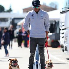 Lewis Hamilton tan extravagante como siempre