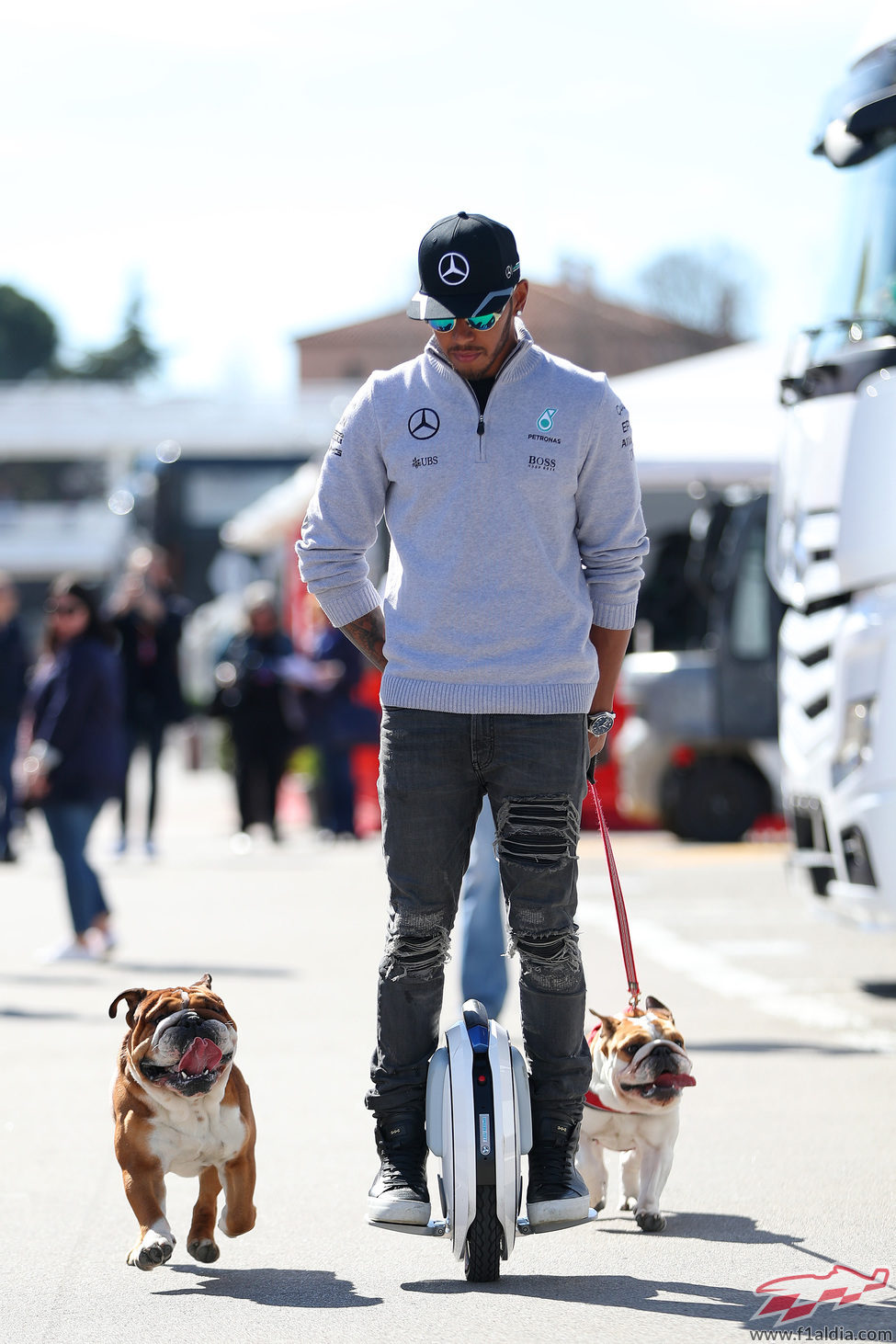 Lewis Hamilton tan extravagante como siempre