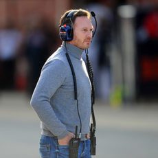 Christian Horner de ropa de calle, vigilando a su equipo