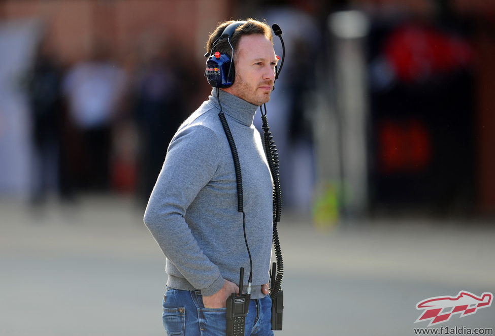 Christian Horner de ropa de calle, vigilando a su equipo