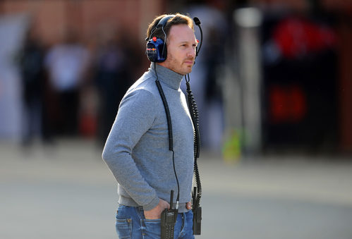 Christian Horner de ropa de calle, vigilando a su equipo