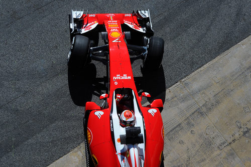 Trabajo aerodinámico para el Ferrari en las primeras horas del día