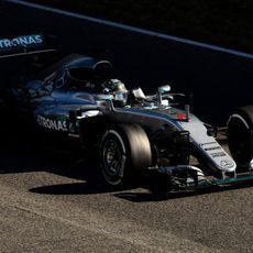 Nico Rosberg sale a pista con medios