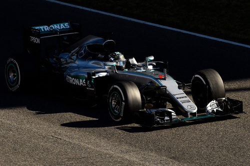 Nico Rosberg sale a pista con medios