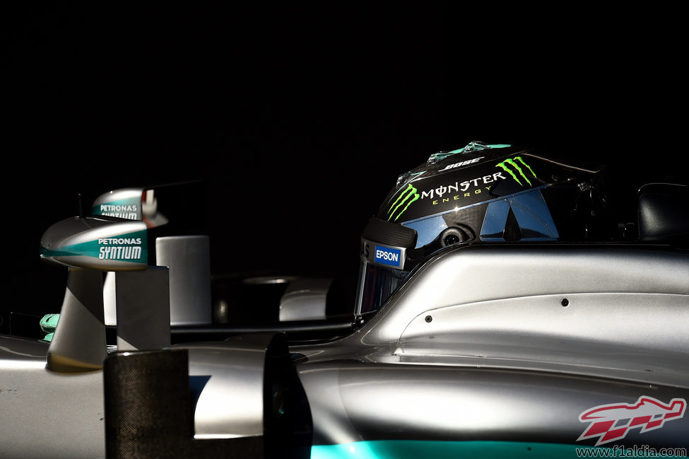 Nico Rosberg concentrado ante una nueva mañana de test