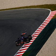 Max Verstappen pasa por la recta principal