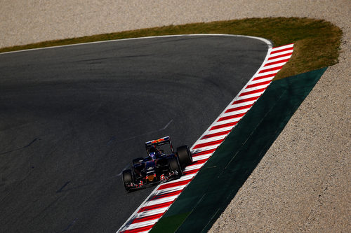 Max Verstappen pasa por la recta principal