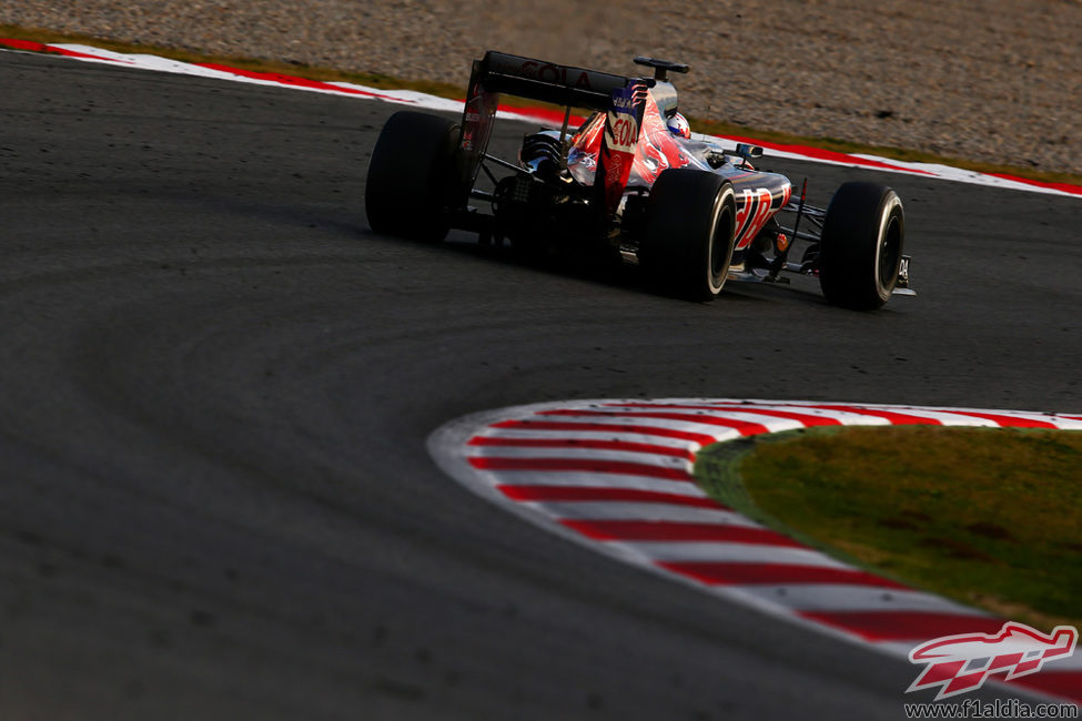 Max Verstappen traza al límite cada curva