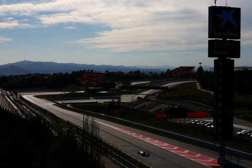 Valtteri Bottas se dirige a la primera curva de Montmeló