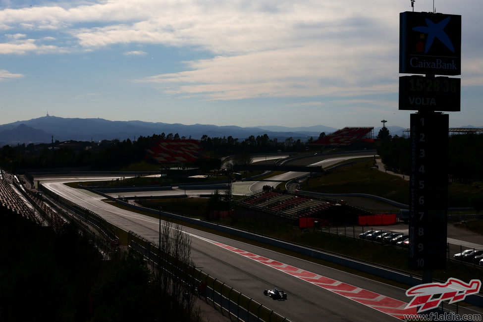 Valtteri Bottas se dirige a la primera curva de Montmeló