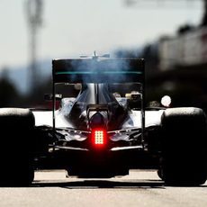 Lewis Hamilton rueda por el 'Pit-lane'