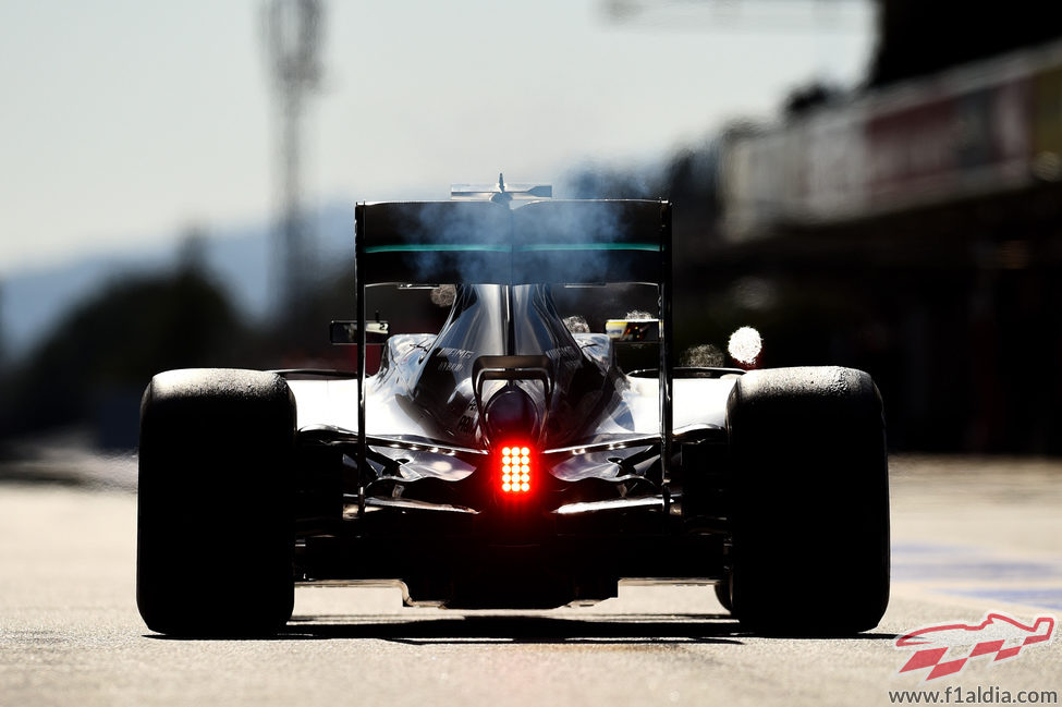 Lewis Hamilton rueda por el 'Pit-lane'