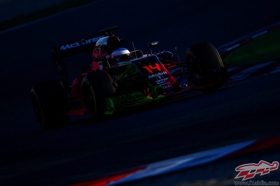 Fernando Alonso rueda con su MP4-31 lleno de parafina