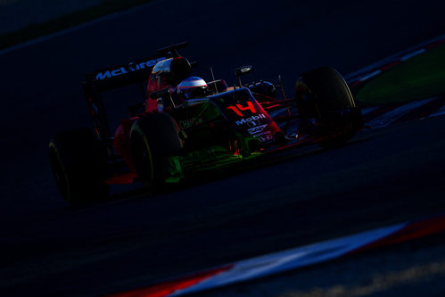 Fernando Alonso rueda con su MP4-31 lleno de parafina