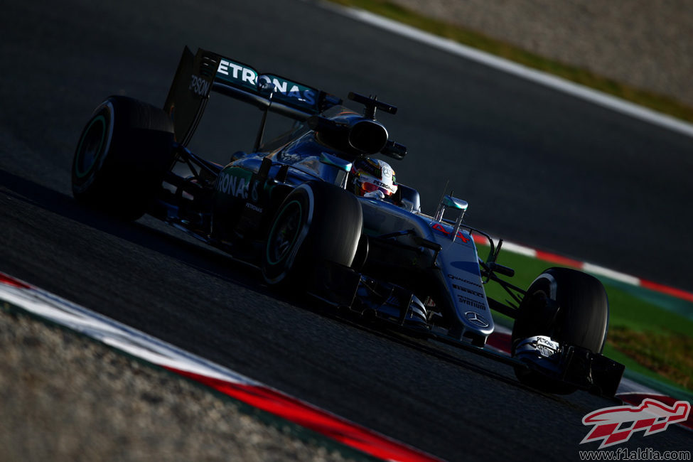 Lewis Hamilton rueda con su Mercedes