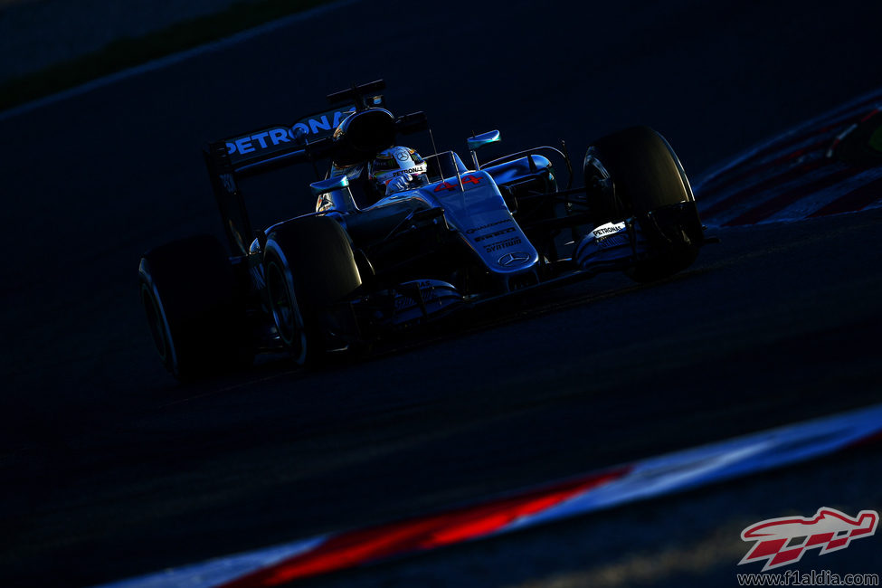 Lewis Hamilton muestra una gran solidez con neumáticos medios