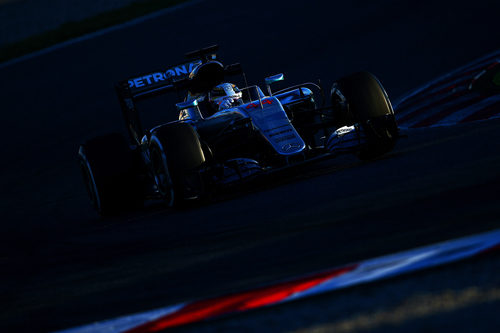 Lewis Hamilton muestra una gran solidez con neumáticos medios
