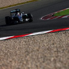 Lewis Hamilton traza una de las curvas del trazado de Montmeló