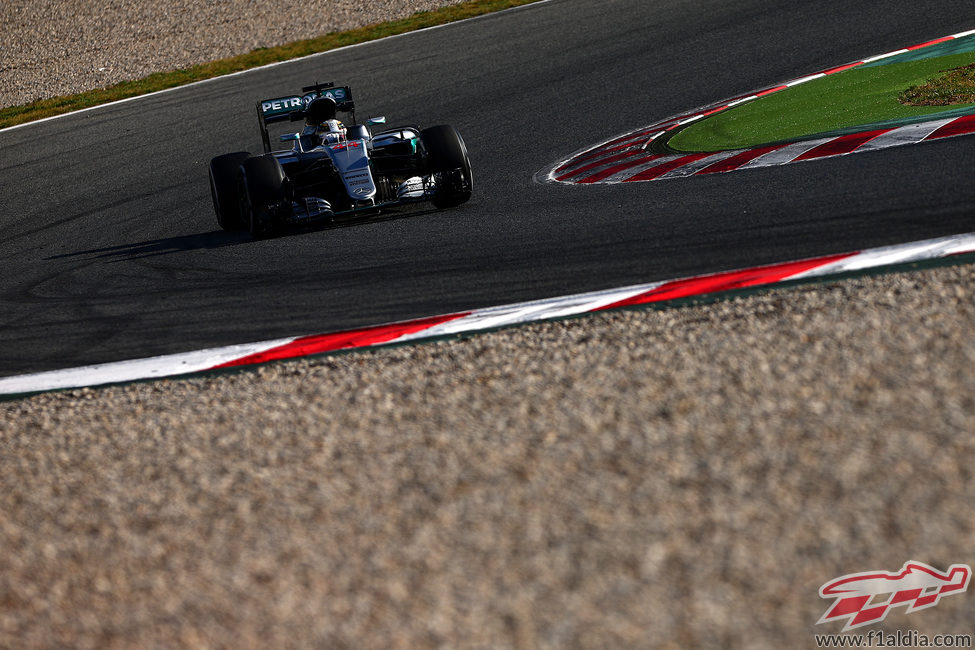 Lewis Hamilton traza una de las curvas del trazado de Montmeló