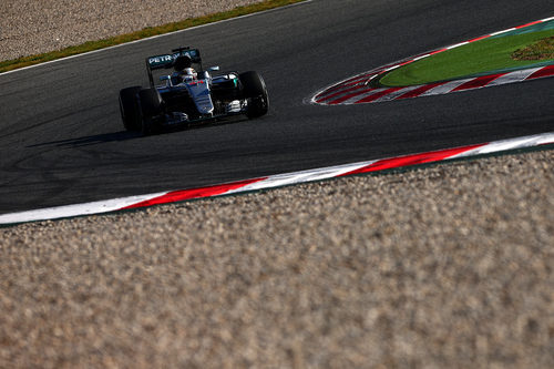 Lewis Hamilton traza una de las curvas del trazado de Montmeló