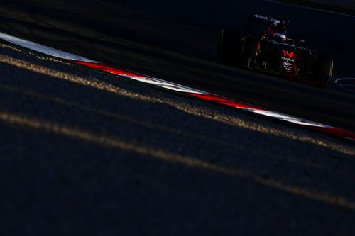 Fernando Alonso rueda con neumáticos blandos