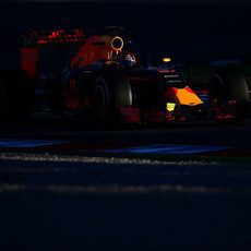 Daniil Kvyat rueda con los neumáticos medios