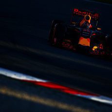 Red Bull aprovecha las últimas horas de sol en Montmeló