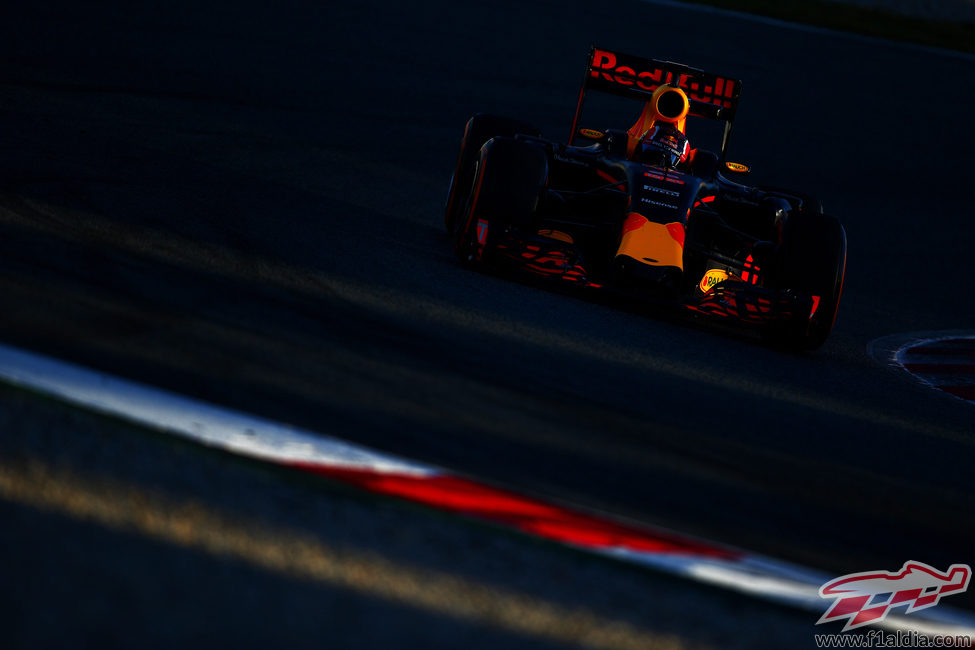 Red Bull aprovecha las últimas horas de sol en Montmeló