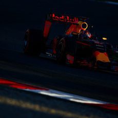 Daniil Kvyat traza una de las curvas de Montmeló