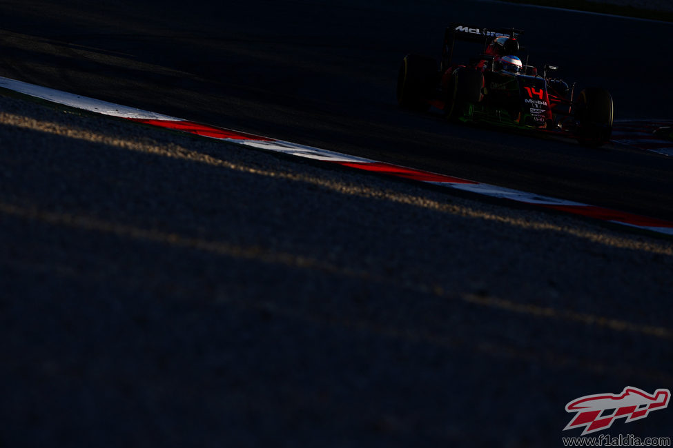 Fernando Alonso rueda en el séptimo día de test en Montmeló