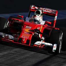 Sebastian Vettel rueda por la calle de boxes