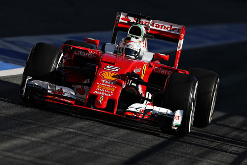 Sebastian Vettel rueda por la calle de boxes
