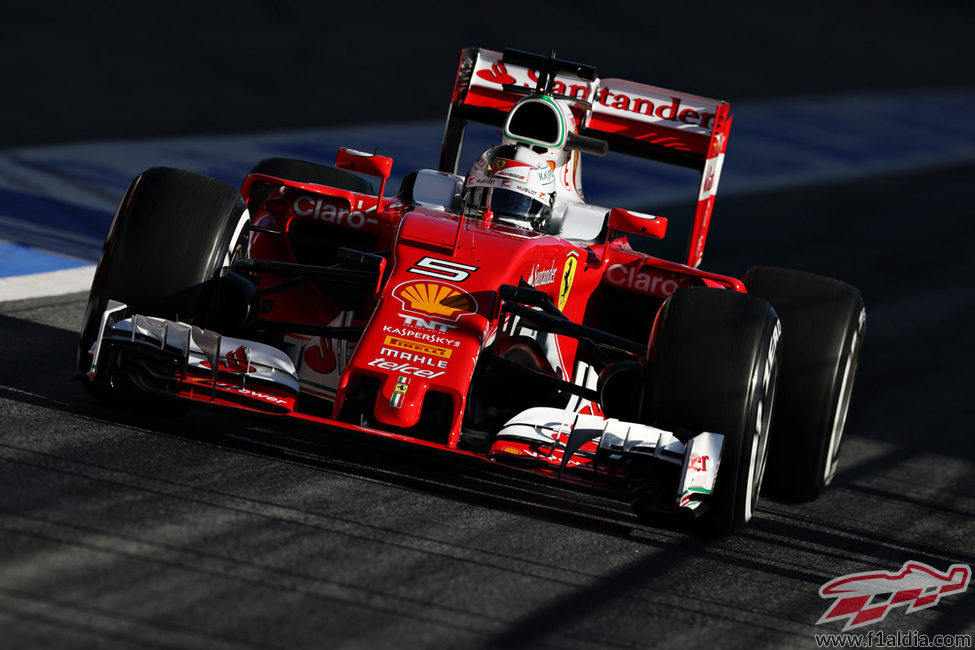 Sebastian Vettel rueda por la calle de boxes