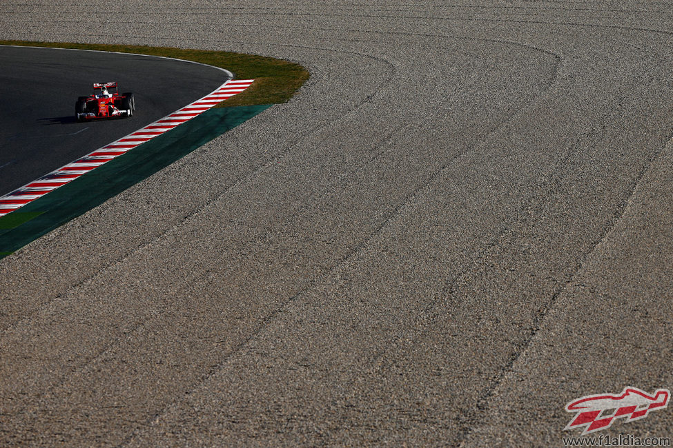 Sebastian Vettel rueda con el neumático medio