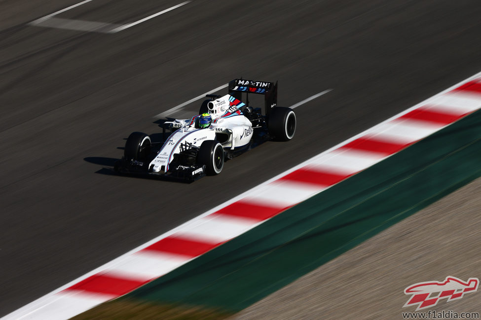 Felipe Massa a máxima velocidad por la recta de Montmeló