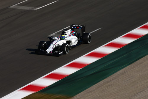 Felipe Massa a máxima velocidad por la recta de Montmeló