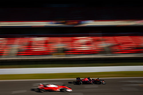 Sebastian Vettel adelanta al STR11