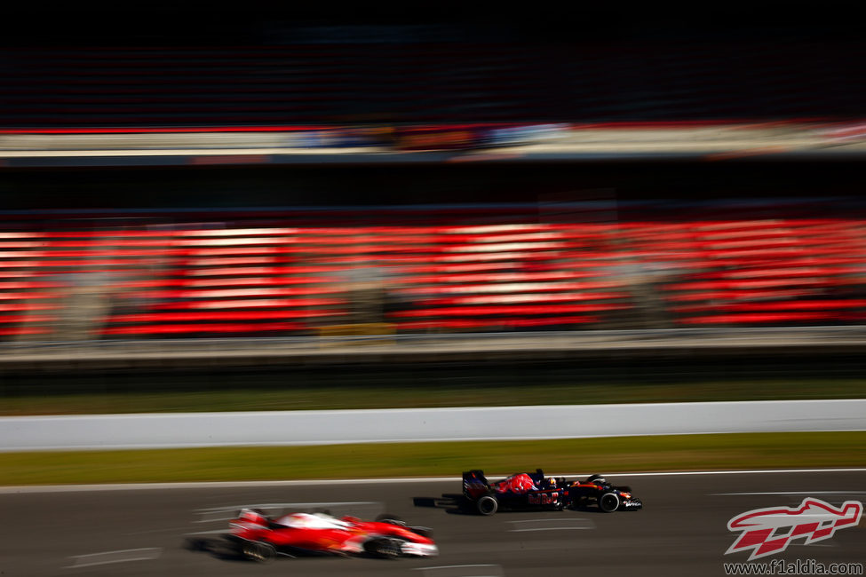 Sebastian Vettel adelanta al STR11