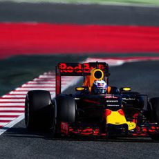 Daniel Ricciardo rueda con neumáticos medios