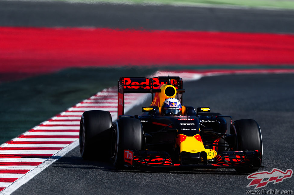 Daniel Ricciardo rueda con neumáticos medios