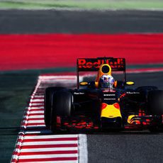 Daniel Ricciardo se acerca a los bordillos