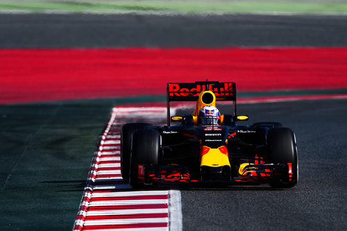 Daniel Ricciardo se acerca a los bordillos