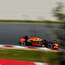 Daniel Ricciardo rueda rápido en el primer sector